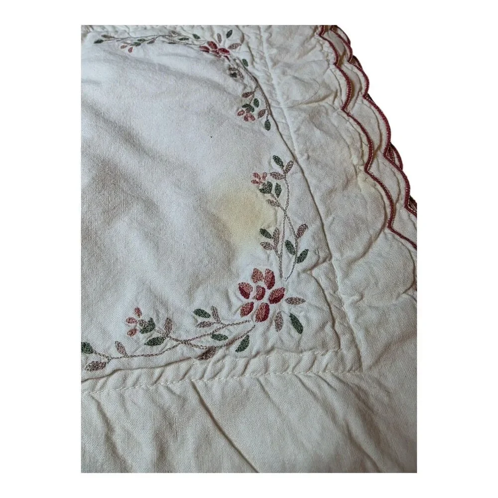 Floral Embordered Quilted Vintage 4 Placemats & 2 Napkins Scalloped Edges